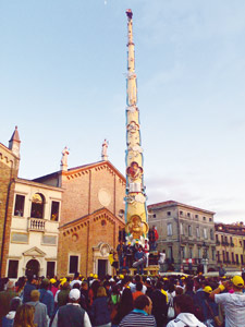 25 metri di gratitudine. Il progetto del giglio di Brusciano costruito a Padova sul sagrato della Basilica.